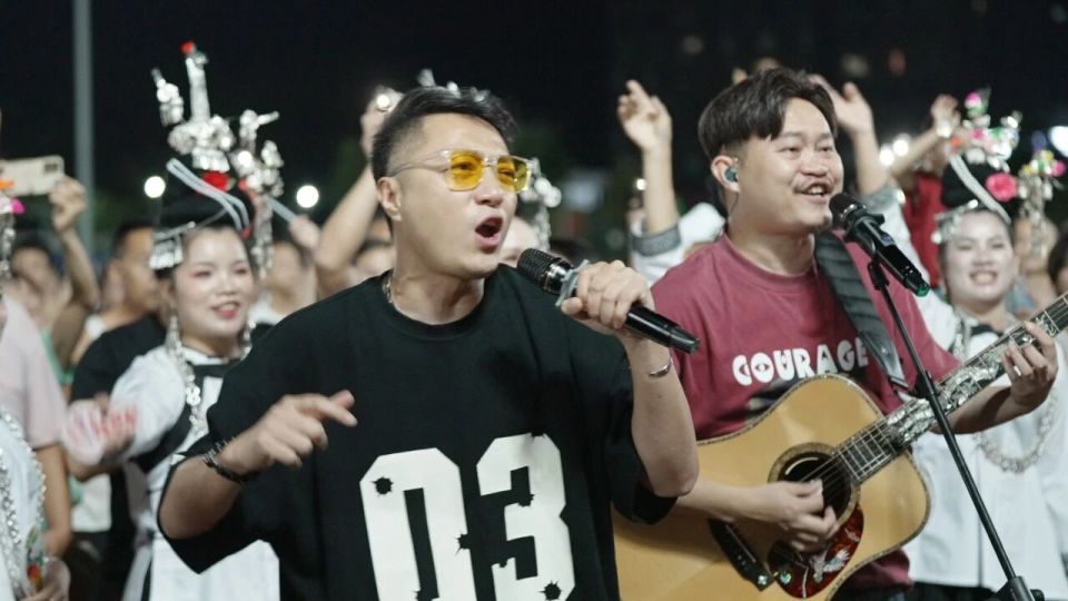 ay, 百森椰汁队, 生动实践