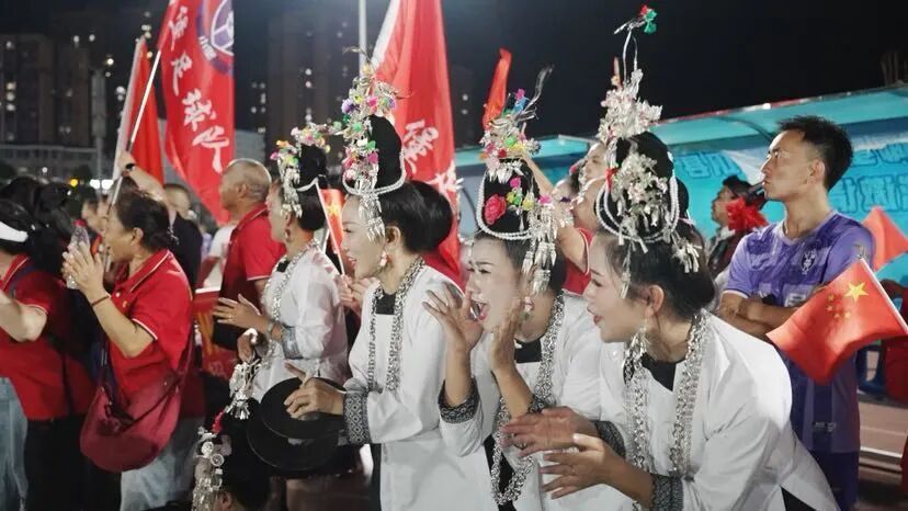 随后和镇远, 以球为媒促